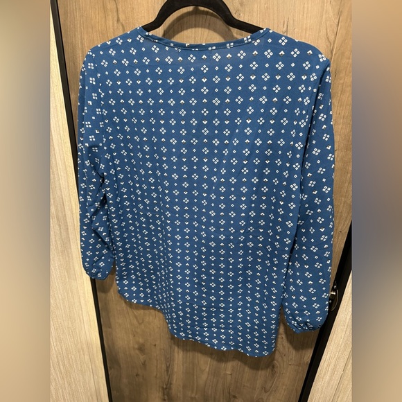 Jon & Ana Contemporary women’s blouse size L with pleating around the collar - Picture 2 of 3